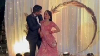 Wedding Dance of Desi Bride and Groom Makes Everyone Groove On Amitabh Bachchan's Song 'Say Shava Shava' | Viral Video