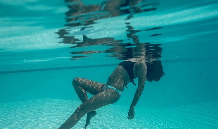 Sacred Games में नवाजुद्दीन संग इंटीमेट होने वाली एक्ट्रेस अब पानी में खुद को चूमती आई नज़र, देखें गदर तस्वीरें