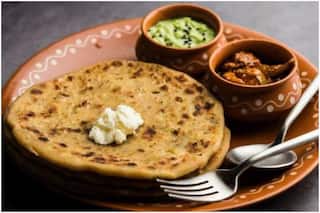 Lehsun Paratha Recipe: ठंड से बचाने के लिए बच्चों को सर्दियों में खिलाएं लहसुन का पराठा, यहां जानें इसे बनाने की रेसिपी
