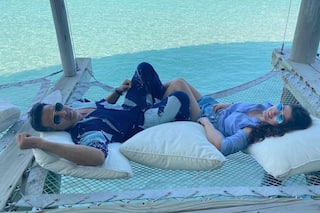 Akshay Kumar Chills With Wife Twinkle Khanna on Net Bed Above Sea, Shares a Romantic Post on Her Birthday