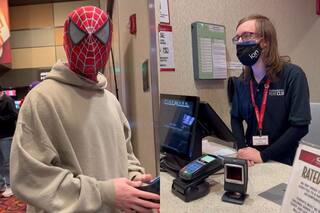 Viral Video: Man Wearing Spider-Man Mask Asks for Movie Tickets, Cashier's Response Made Netizens Say 'Dumbest Question Ever Heard'