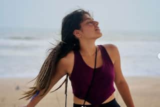 'Sonu Bangyi Sexy': TMKOC's Nidhi Bhanushali Drops Smoking Hot Photo Flaunting Her Beach Bod in Purple Crop Top