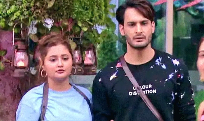 Bigg Boss 15: आखिरकार रश्मि देसाई ने उमर से कह दिया I LOVE YOU, रियाज़ बोले-मैं डर गया कहीं पप्पी न कर दे