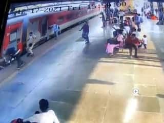 Video: RPF Personnel Saves Woman From Falling Into Gap Between Platform, Train in Panvel. Watch