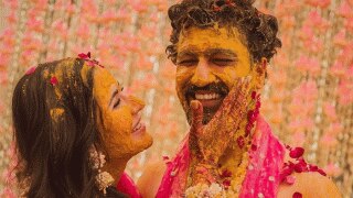 Katrina Kaif- Vicky Kaushal Wedding Pics: हल्दी में लिपी हुई कैटरीना ने विक्की  संग दिया रोमांटिक पोज़, नज़र न लगे