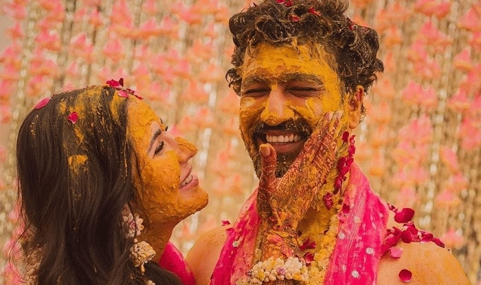 Katrina Kaif- Vicky Kaushal Wedding Pics: हल्दी में लिपी हुई कैटरीना ने विक्की  संग दिया रोमांटिक पोज़, नज़र न लगे