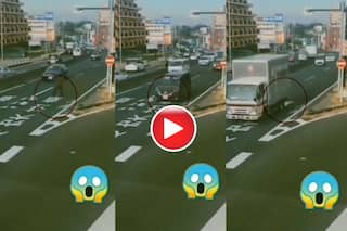 Viral Video: सड़क पर चलती गाड़ियों के नीचे लेट गया शख्स, फिर जो हुआ कभी नहीं देखा होगा- देखें वीडियो