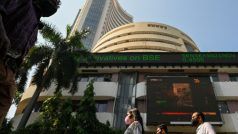 Sensex Today: कमजोर वैश्विक संकेतों के बीच 341 अंक टूटा सेंसेक्स, डॉलर के मुकाबले रुपया 28 पैसे मजबूत