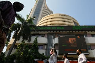 Sensex Today: कमजोर वैश्विक संकेतों के बीच 341 अंक टूटा सेंसेक्स, डॉलर के मुकाबले रुपया 28 पैसे मजबूत