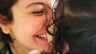 Anushka Sharma With Daughter Vamika in Her Arms Reacts to Virat Kohli's Cradle Celebration | WATCH VIDEO
