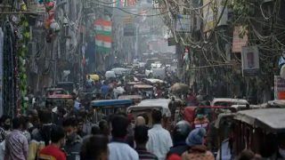 Delhi Lockdown: कोरोना नियमों की अनदेखी पर दिल्ली के इन दो बाजारों को किया गया बंद, जानें अपडेट्स