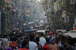 Delhi Lockdown: कोरोना नियमों की अनदेखी पर दिल्ली के इन दो बाजारों को किया गया बंद, जानें अपडेट्स