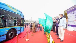 दिल्ली की सड़कों पर दौड़ी पहली इलेक्ट्रिक बस, मुख्यमंत्री ने हरी झंडी दिखाकर लोगों से की अपील