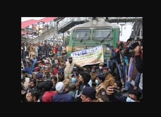 Thousands of RRB Exam Candidates Protest in Patna, Arrah; Block Railway Tracks For Over 5 Hours