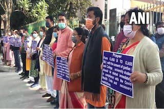 West Bengal: स्कूल-कॉलेजों को खोलने की मांग, कहा- जब शराब की दुकानें खुल सकती हैं तो कोरोना नियमों के साथ शिक्षण संस्थान क्यों नहीं?