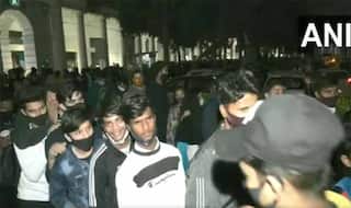 Delhi में नए साल पर कनाट प्‍लेस पर उमड़ी भीड़, राजीव चौक मेट्रो स्‍टेशन के बाहर लंबी लाइनें आईं नजर