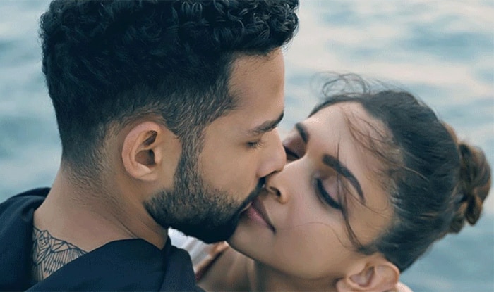 Gehraiyaan Poster: Gehraiyaan Teaser: दीपिका पादुकोण को मिल गई इश्क की दवा,  Kiss करती आईं नज़र