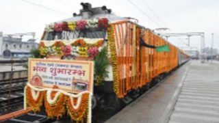 Indian Railways: रेलमंत्री ने गोमतीनगर स्टेशन से कामाख्या एक्सप्रेस समेत 3 ट्रेनों को दिखाई हरी झंडी, मुंबई के लिए भी जल्द चलेगी ट्रेन