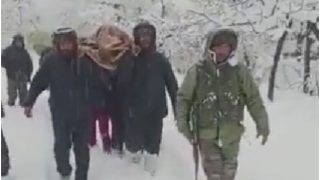 कश्मीर में सेना ने बर्फबारी के बीच प्रेग्नेंट महिला को कंधे पर उठाकर पहुंचाया अस्पताल, 6KM तक चले, मिल रही दुआएं