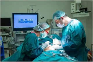 Kidney Transplant: किडनी की अदला-बदली से बची दो लोगों की जान, एक ही समय की गई सर्जरी; जानें क्या है पूरा मामला