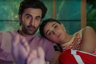 Ranbir Kapoor की बाहों में दिखीं लेडीलव Alia Bhatt, कपल की रोमांटिक Unseen Photo हो गई वायरल