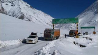 कश्मीर: 70 साल में पहली बार इस महीने खुला रहा श्रीनगर-लेह राजमार्ग, कम हो रही कश्मीर-लद्दाख के बीच की दूरी