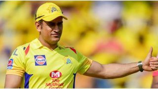 MS Dhoni '7' Wins Hearts ! Gifts CSK Jersey to Pakistan Pacer