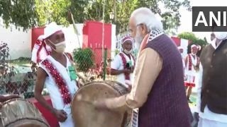 PM Modi`s video: पीएम मोदी परंपरागत वाद्ययंत्र देखकर खुद को न रोक पाए, बजाने लगे ढोल