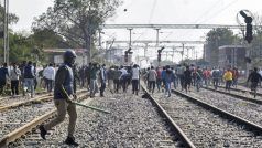 Jharkhand News: गिरिडीह में नक्सलियों ने रेलवे ट्रैक को बम से उड़ाया, कई ट्रेनें रोकी गईं, कई के बदले रूट