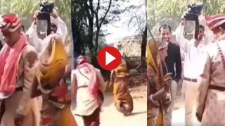 Funny Video: शादी में चल रही थी छड़ी मारने की रस्म, फिर महिला ने जो दूल्हे के साथ किया देख पेट पकड़कर हंसेंगे- देखें वीडियो