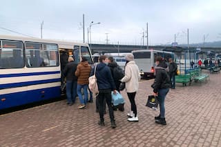 Indian Students Stranded in Ukraine Queue Up Outside Embassy in Kiev, Moved to Safety: Report