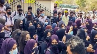 कर्नाटक हिजाब मामला : प्रिंसिपल के समझाने के बाद छात्रा ने हिजाब हटाकर दी परीक्षा