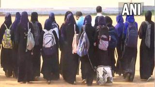 karnataka hijab row: हिजाब पहनकर आईं छात्राओं को कॉलेज में मिली एंट्री, अलग-अलग क्लास में बिठाया गया
