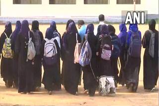 Karnataka Hijab Row: हिजाब पर जारी विवाद के बीच कर्नाटक में बुधवार से खुलेंगे 11वीं-12वीं के स्कूल-कॉलेज