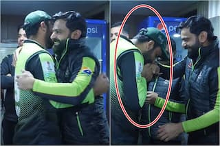 खिताब जिताने वाले Mohammad Hafeez को इनाम में मिला iPhone, साथी खिलाड़ी ने चूम लिया हाथ