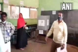 VIDEO: तमिलनाडु पहुंचा हिजाब विवाद, वोट डालने पहुंची महिला को देख भाजपा बूथ समिति सदस्य ने जताया एतराज