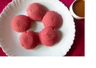 Happy Valentine's Day Special: वैलेंटाइन डे पर अपने पार्टनर को खिलाएं ये 'लाल इडली', घर पर बनाएं आसानी से
