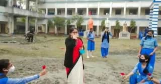 Students Give Emotional Farewell To Their Favourite Teacher, Sing 'Tujhme Rab Dikhta Hai' | Watch