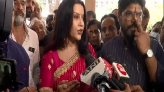 Video: Amruta Fadnavis Says 3% Divorces in Mumbai Happen Due to Traffic, Twitter Reacts With Jokes | Watch