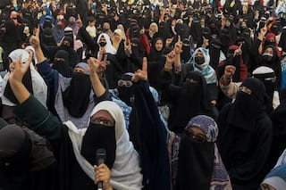 Hijab Row: Policemen Lathi-charge Female Protesters In Ghaziabad Over Hijab Protest | Watch