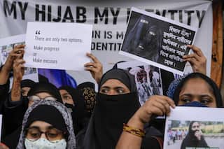 Karnataka Hijab Controversy: विदेश मंत्रालय की सख्त टिप्पणी-ये हमारा आंतरिक मामला है, इसमें हस्तक्षेप ना करें