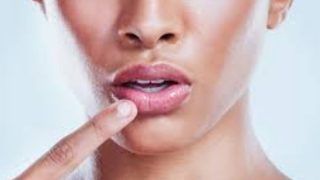 Lips Health: होंठों की डेड स्किन से हैं परेशान? जानें गुलाबी होंठ पाने के घरेलू उपाय