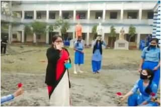 Viral Video Today: टीचर के फेयरवेल पर भर आईं स्टूडेंट्स की आंखें, हाथों में गुलाब लेकर गाया 'तुझमें रब दिखता है' गाना- देखें वीडियो