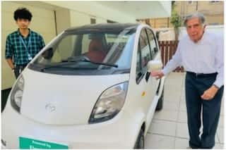 Tata Nano Electric Car: नैनो को इलेक्ट्रिक अवतार में देख खुश हुए रतन टाटा,  सवार होकर निकल पड़े घूमने, जानें इसकी खासियत...