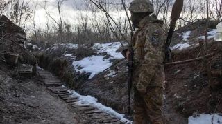 युद्ध की आशंकाओं के बीच यूक्रेन सीमा से वापस अपने बेस पर लौट रही रूसी सेना की कुछ टुकड़ियां