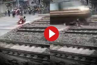 Viral Video: होश उड़ा देगा ट्रेन हादसे का यह वीडियो, बिजली की रफ्तार से बाइक सवार को छूकर निकली मौत- देखें वीडियो