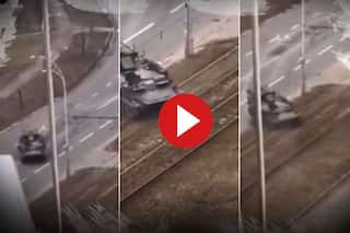 Viral Video Today: यूक्रेन की सड़क पर रूसी टैंक ने कार को बुरी तरह रौंदा, इंटरनेट पर खूब वायरल हो रहा ये वीडियो