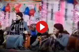 Funny Video: मंच पर चल रहा था कव्वाली का कार्यक्रम तभी टूट गया स्टेज, फिर जो हुआ पेट पकड़कर हंसेंगे- देखें वीडियो