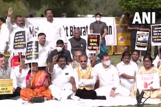 Fuel Price Hike: बढ़ती कीमतों पर कांग्रेस का हल्ला बोल, दिल्ली, भोपाल से बेंगलुरू तक सड़क पर उतरे कार्यकर्ता