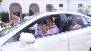 Amid Fuel Price Hike, This Union Minister Reaches Parliament In Hydrogen-Powered Car